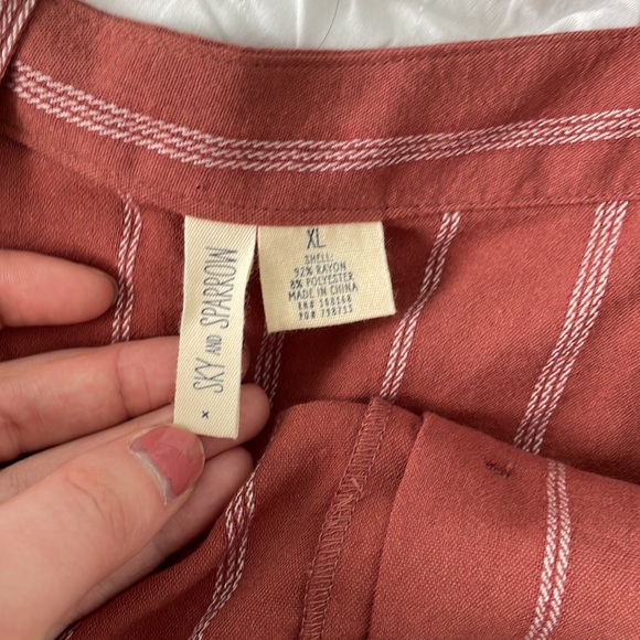 Sky and Sparrow Cropped Dusty Red Button Down Tank Shirt Size XL - Picture 4 of 6